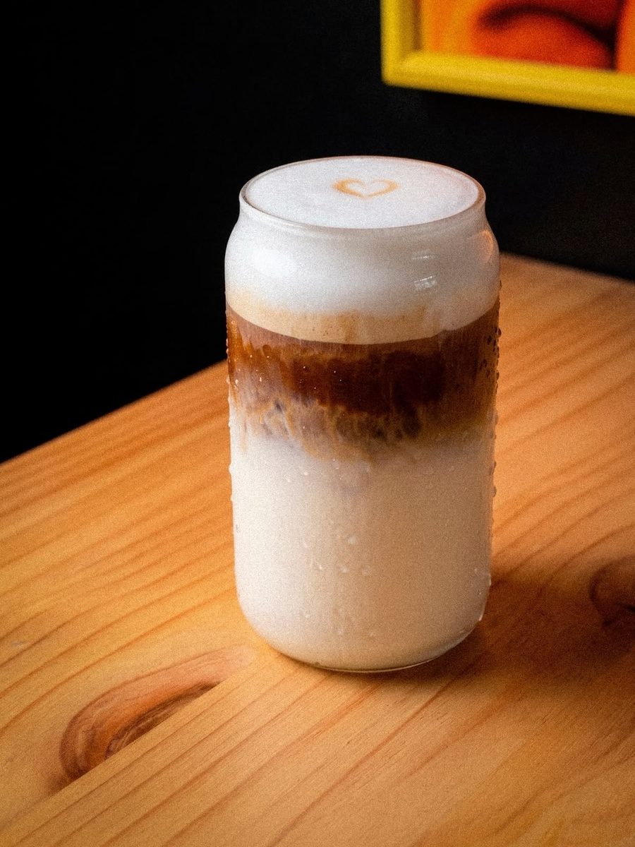 Latte frío con espuma y un corazón dibujado encima